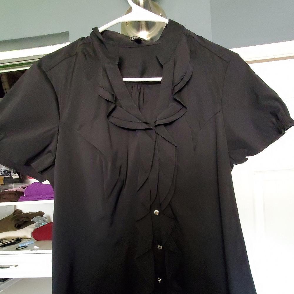 Black short sleeve express blouse